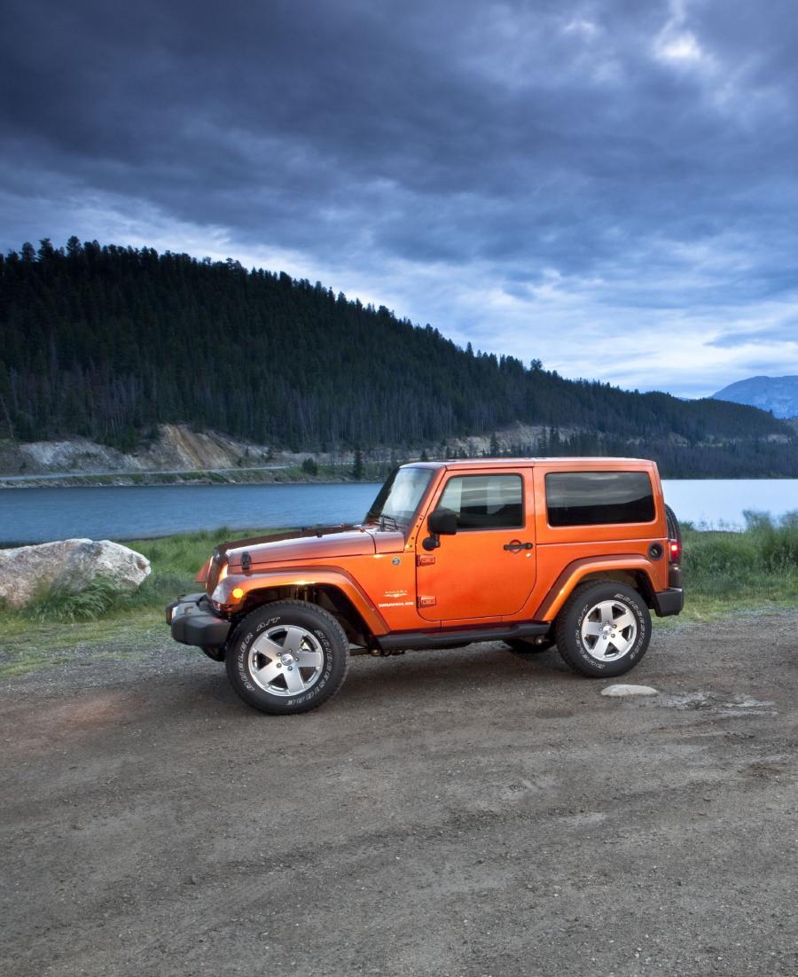  Jeep Wrangler Sahara 2011 года  (фото 11 из 15)
